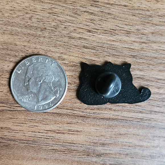 Two Cats Cuddling Enamel Pin - Picture 3 of 3